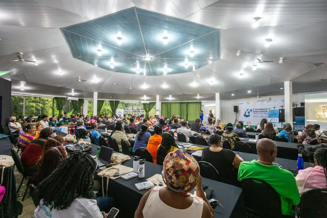 Congresso lotado em auditório do Divino Paraíso, com palco iluminado e telões