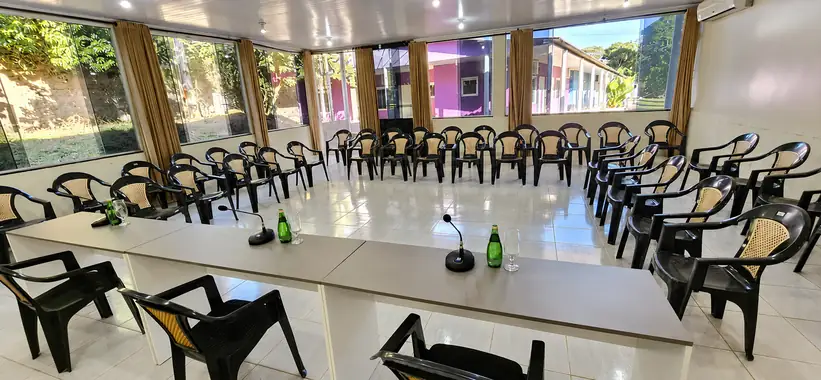 Auditório Albatroz montado em U, com paredes de vidro para o jardim