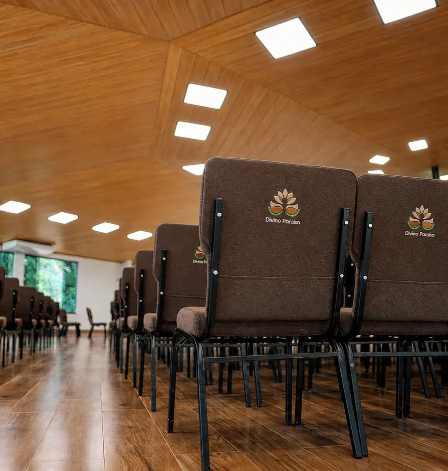 Poltronas estofadas do auditório Tuiuiú, com o logo da casa bordado no encosto