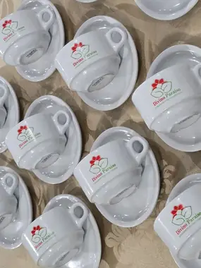 Xícaras de café espresso com o logo da casa